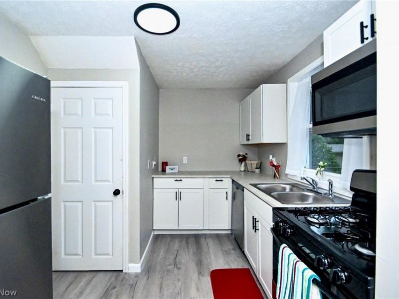 542 Montgomery Street , Akron, OH 44305 Photo 8