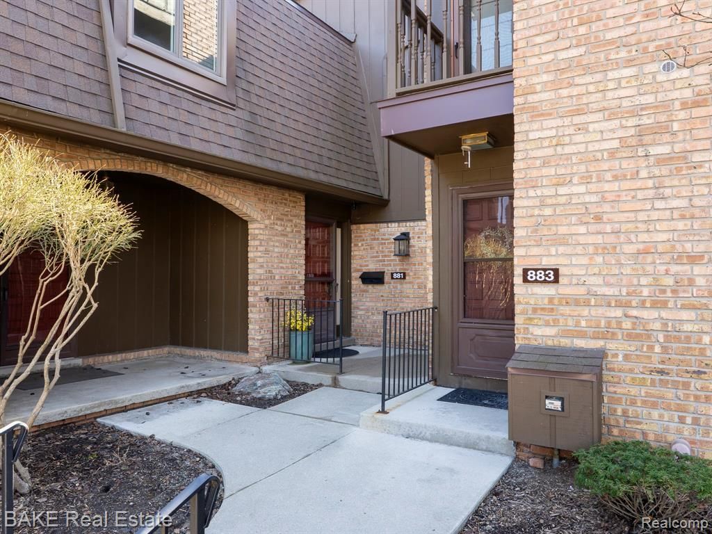 881 Greenhills Drive, Ann Arbor, MI 48105 Main Photo