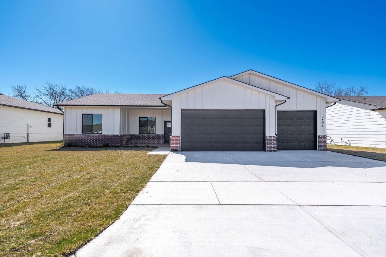 701 E Elmwood St, Park City, KS 67147 Main Photo