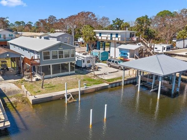 51 SE 236th St, Suwannee, FL 32692