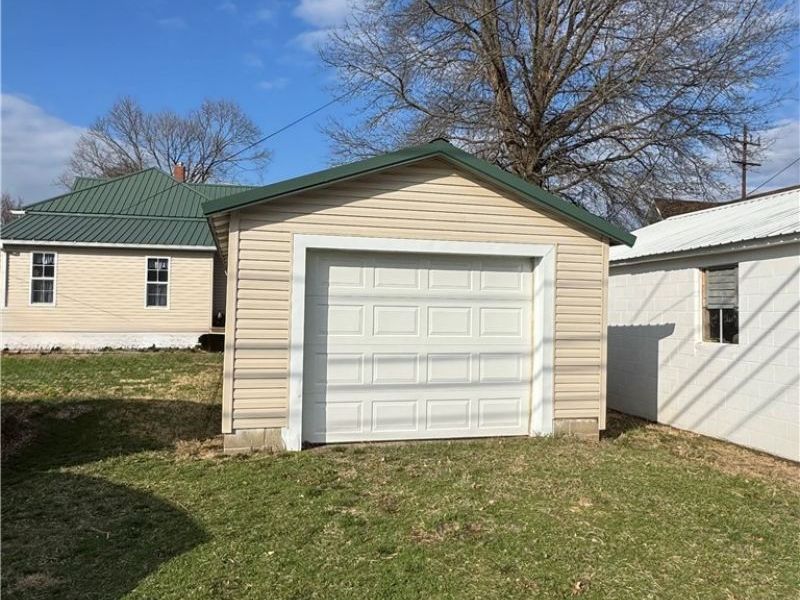 317 E Main Street, West Lafayette, OH 43845 Photo 4