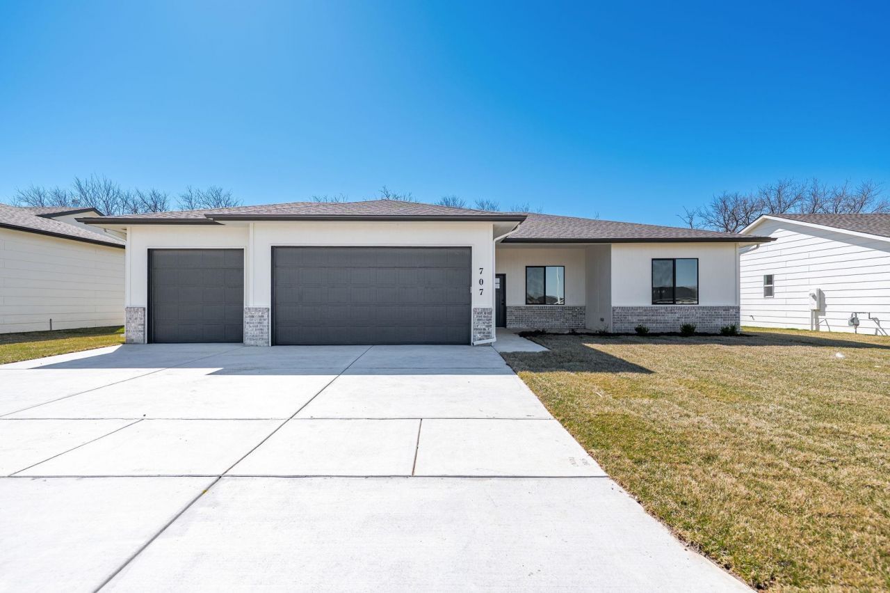 707 E Elmwood St, Park City, KS 67147 Main Photo