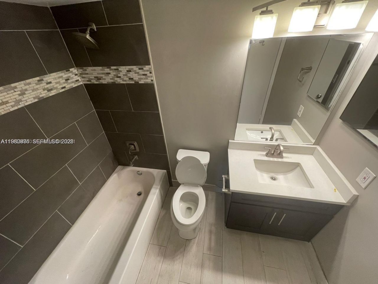 2811 N Oakland Forest Dr , Unit 110, Oakland Park, FL 33309 Photo