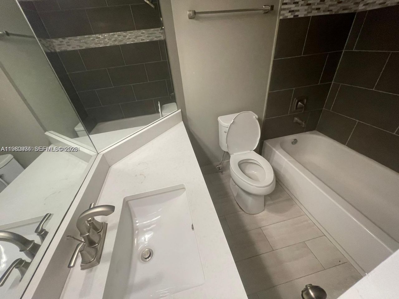 2811 N Oakland Forest Dr , Unit 110, Oakland Park, FL 33309 Photo