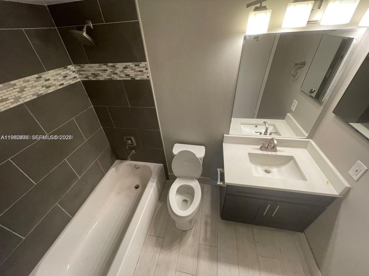 2811 N Oakland Forest Dr , Unit 110, Oakland Park, FL 33309 Photo