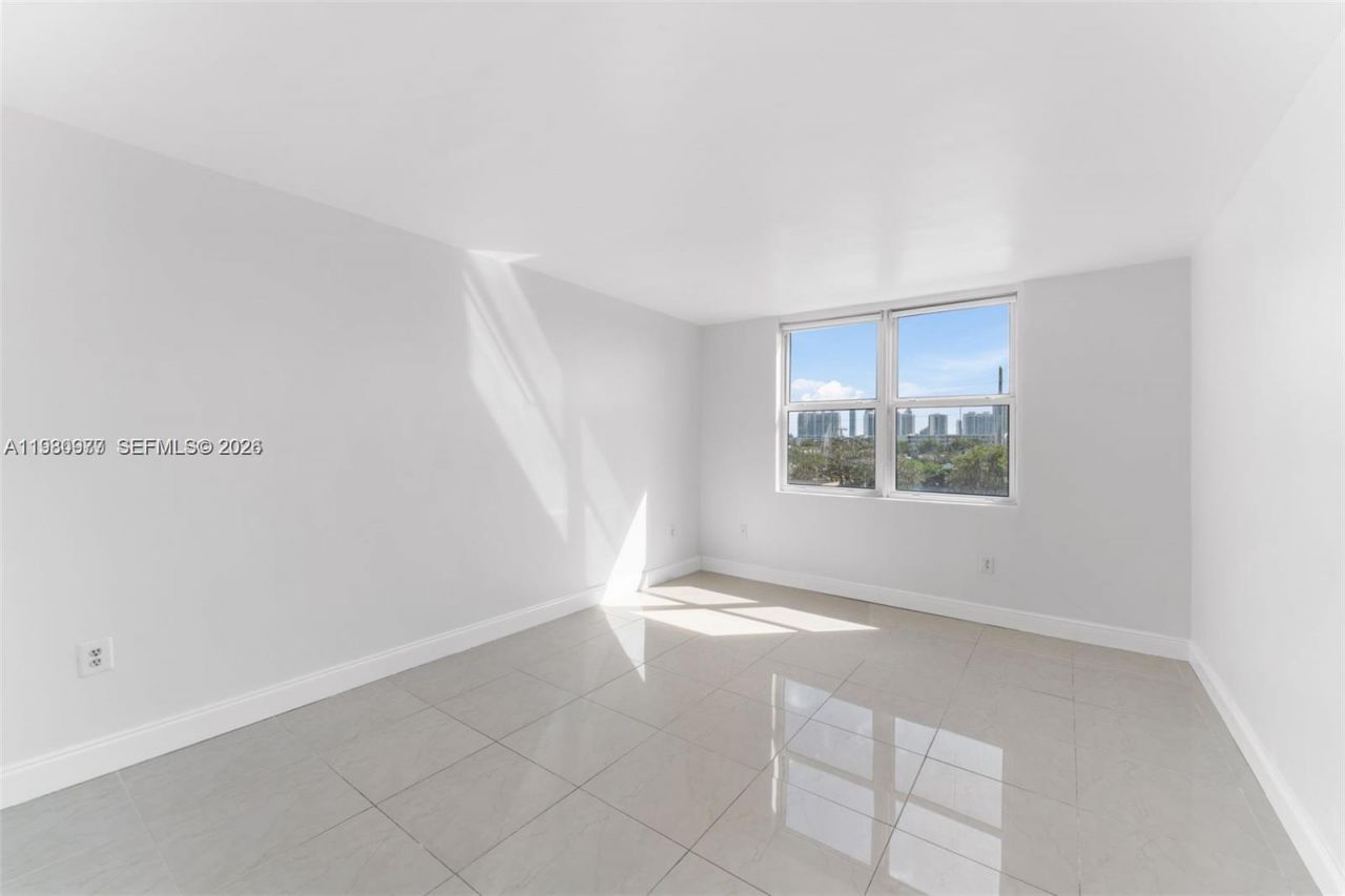 17890 W Dixie Hwy , Unit 501, North Miami Beach, FL 33160 Photo