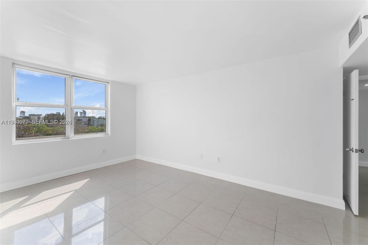 17890 W Dixie Hwy , Unit 501, North Miami Beach, FL 33160 Photo