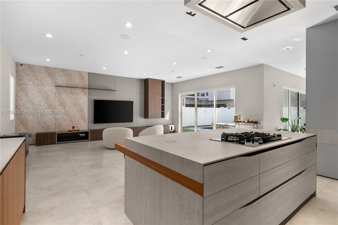 7453 NW 100th Ct, Doral, FL 33178 Photo