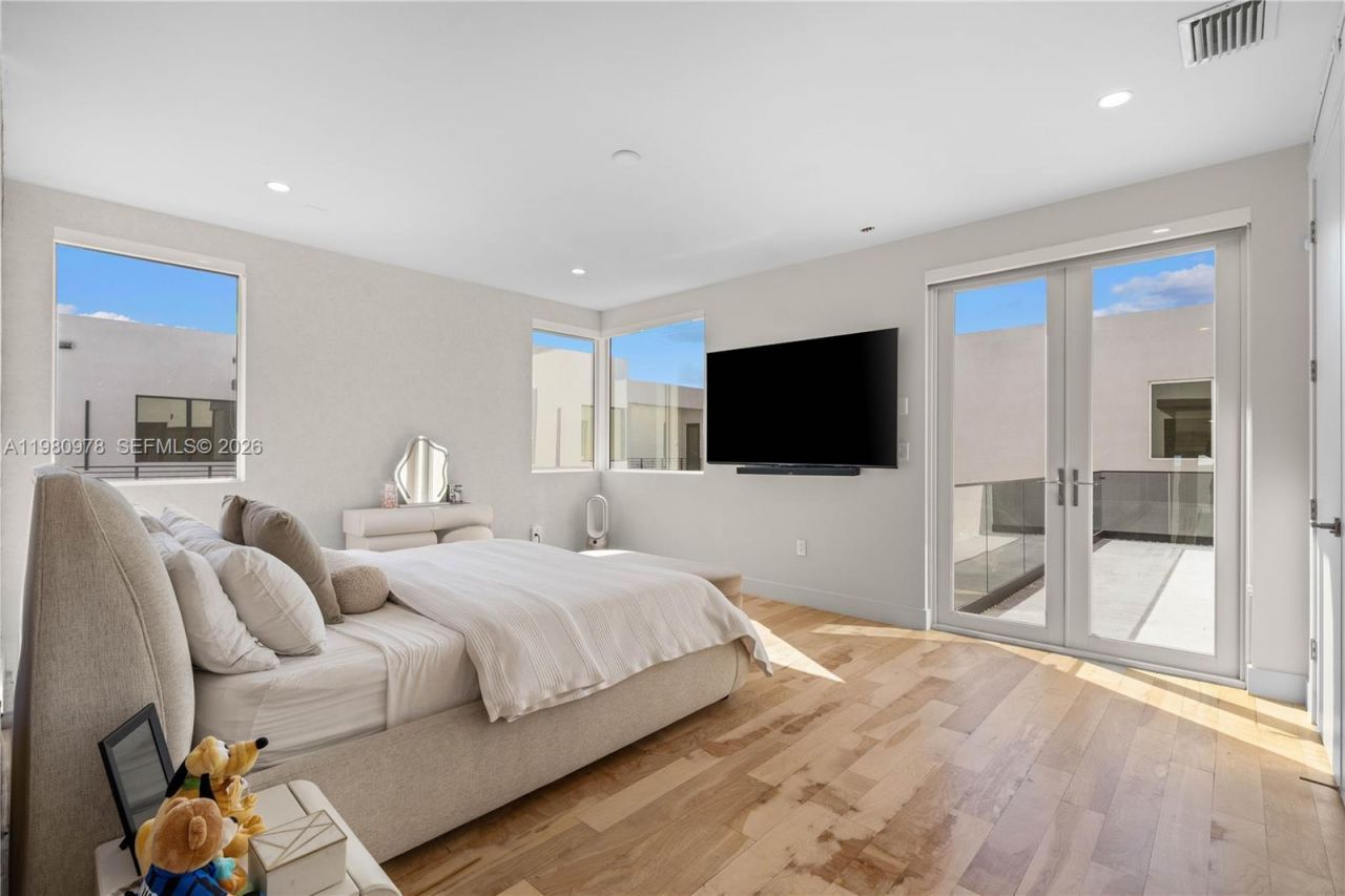 7453 NW 100th Ct, Doral, FL 33178 Photo