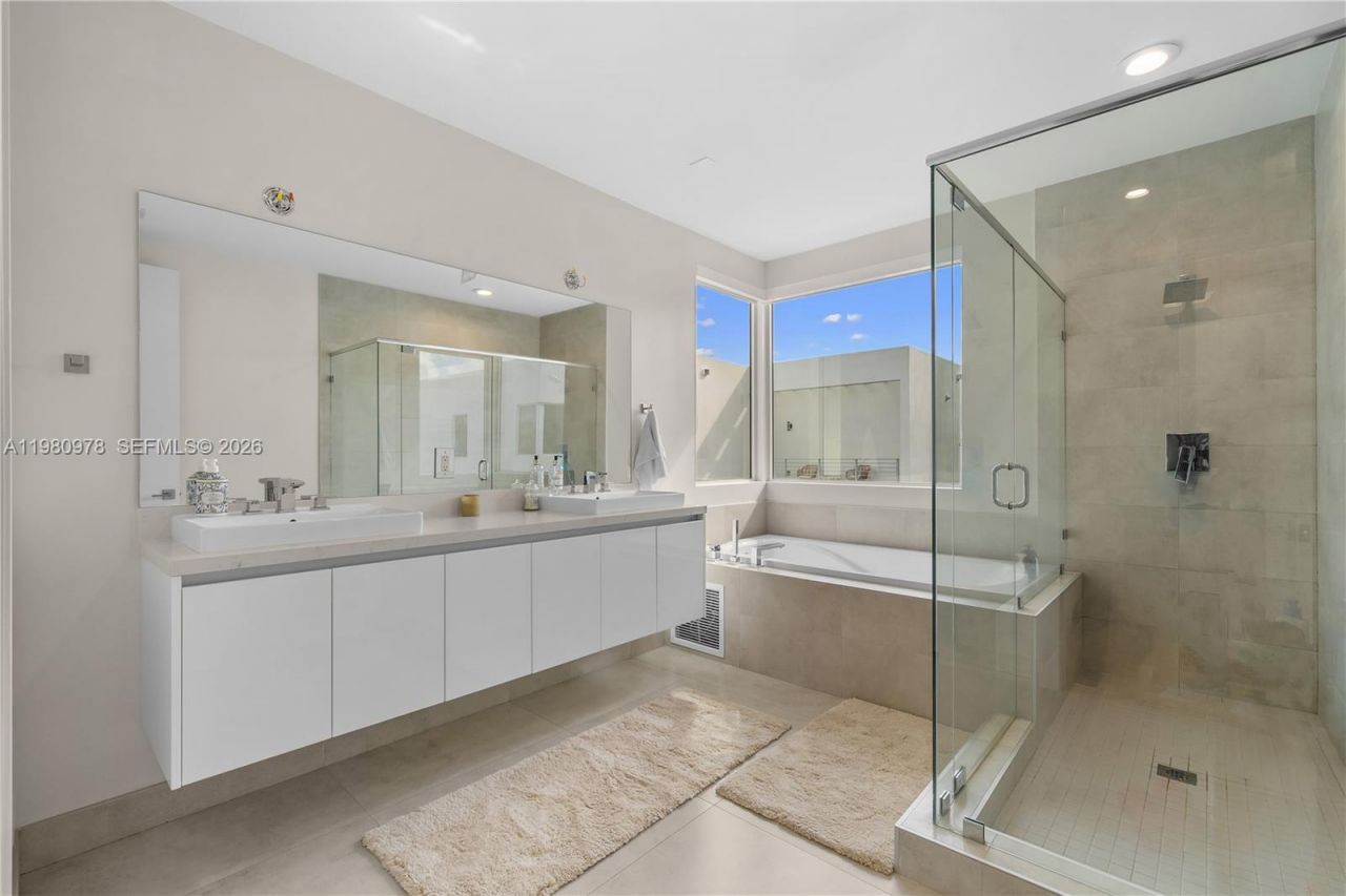 7453 NW 100th Ct, Doral, FL 33178 Photo