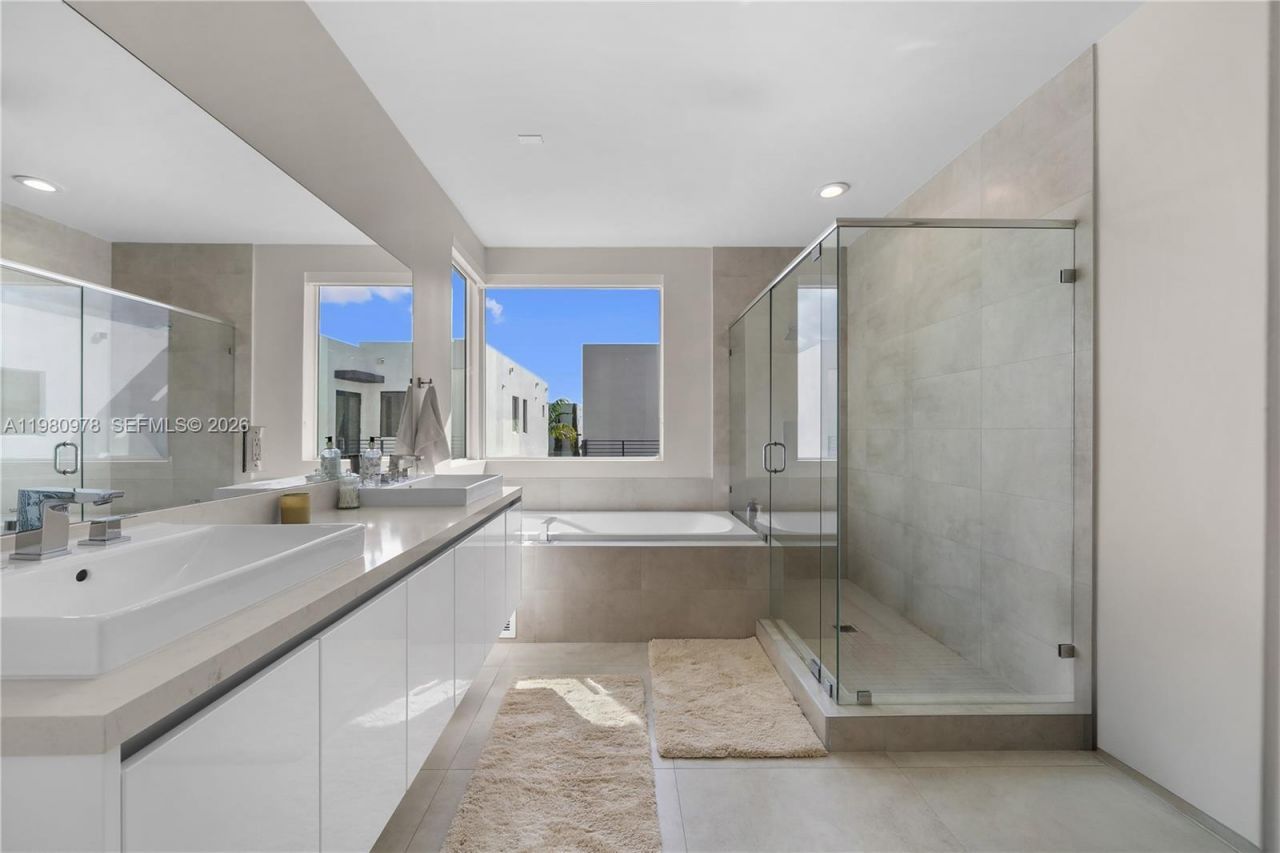 7453 NW 100th Ct, Doral, FL 33178 Photo