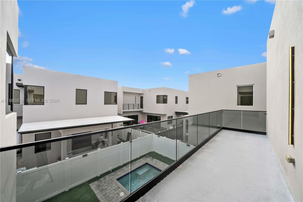 7453 NW 100th Ct, Doral, FL 33178 Photo