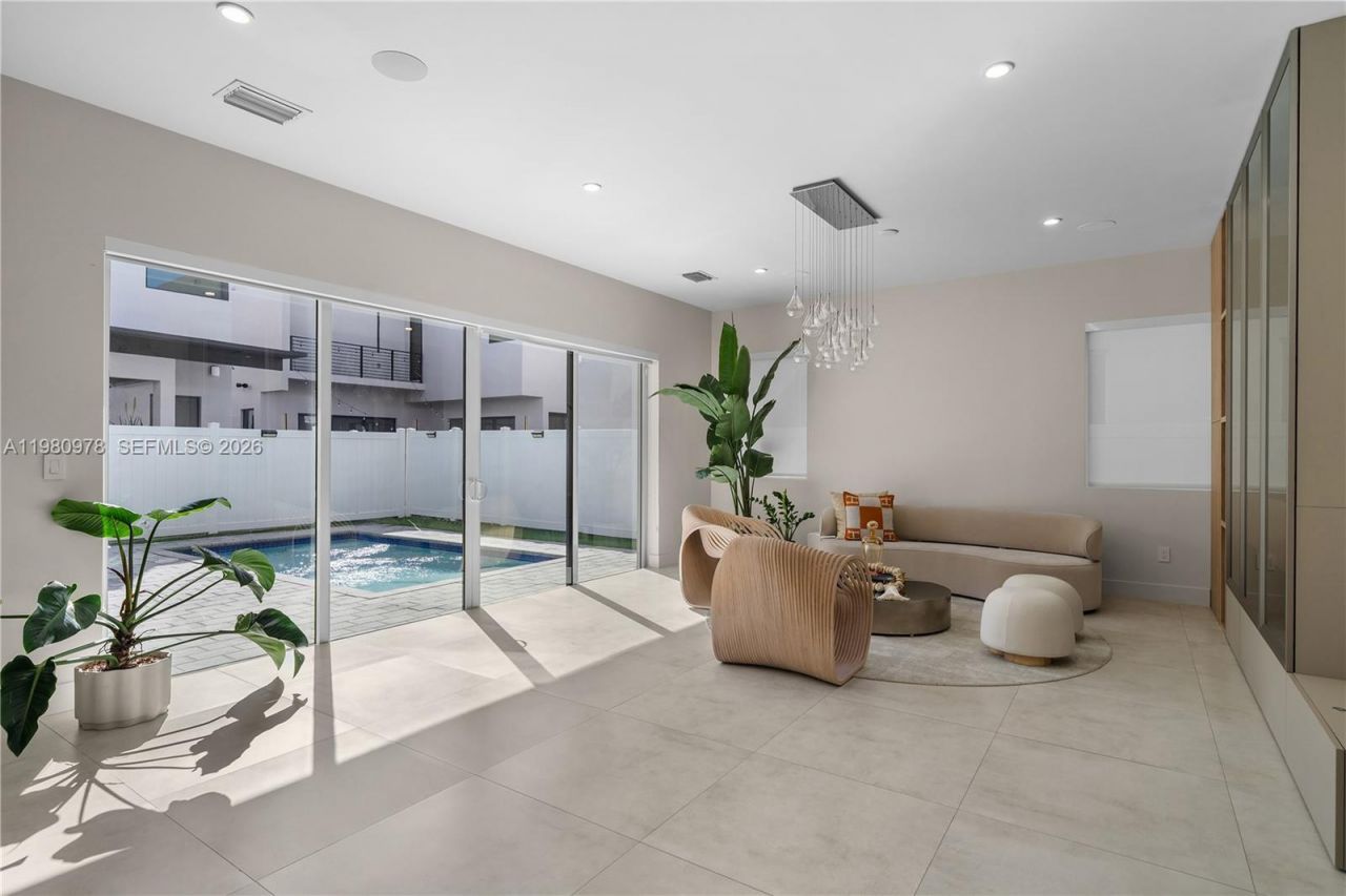 7453 NW 100th Ct, Doral, FL 33178 Photo