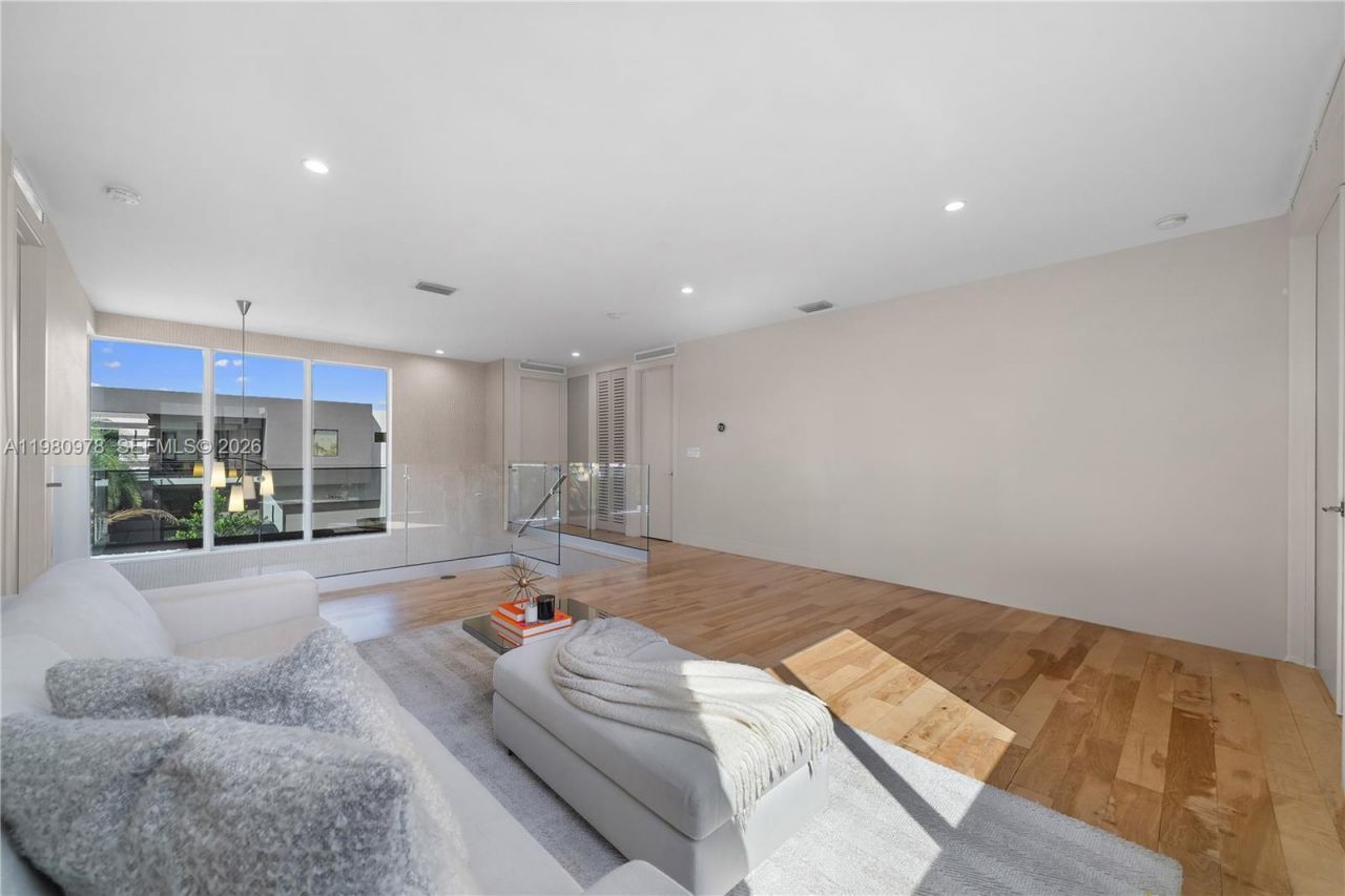 7453 NW 100th Ct, Doral, FL 33178 Photo