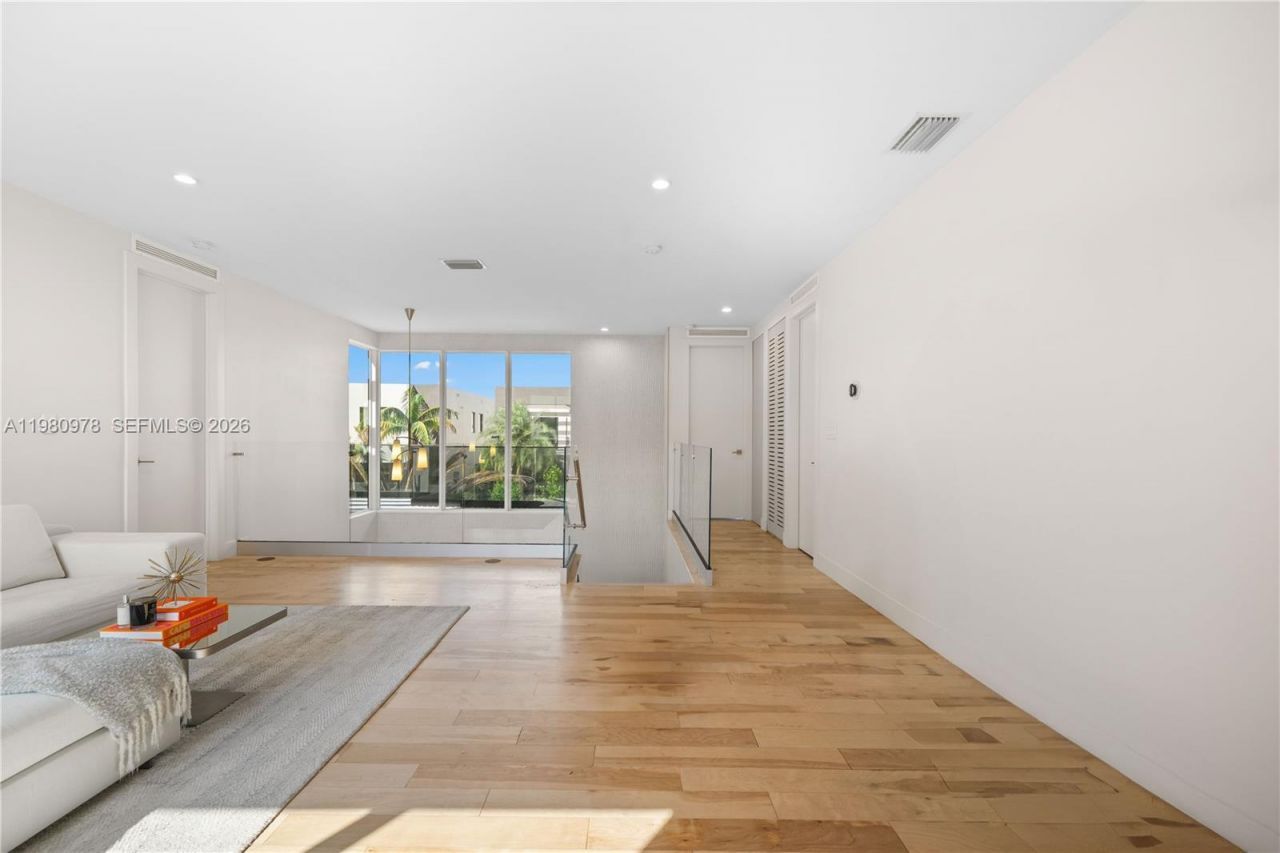 7453 NW 100th Ct, Doral, FL 33178 Photo