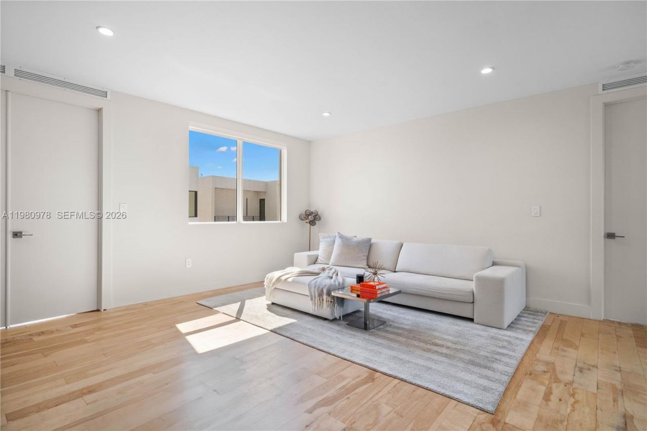 7453 NW 100th Ct, Doral, FL 33178 Photo