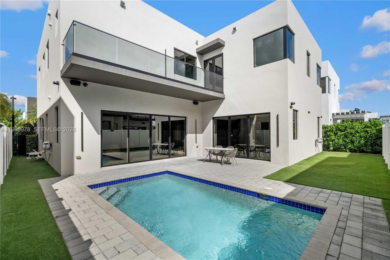 7453 NW 100th Ct, Doral, FL 33178 Photo