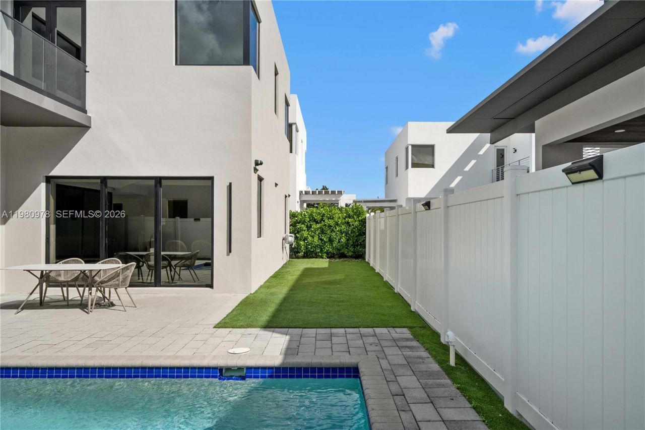 7453 NW 100th Ct, Doral, FL 33178 Photo