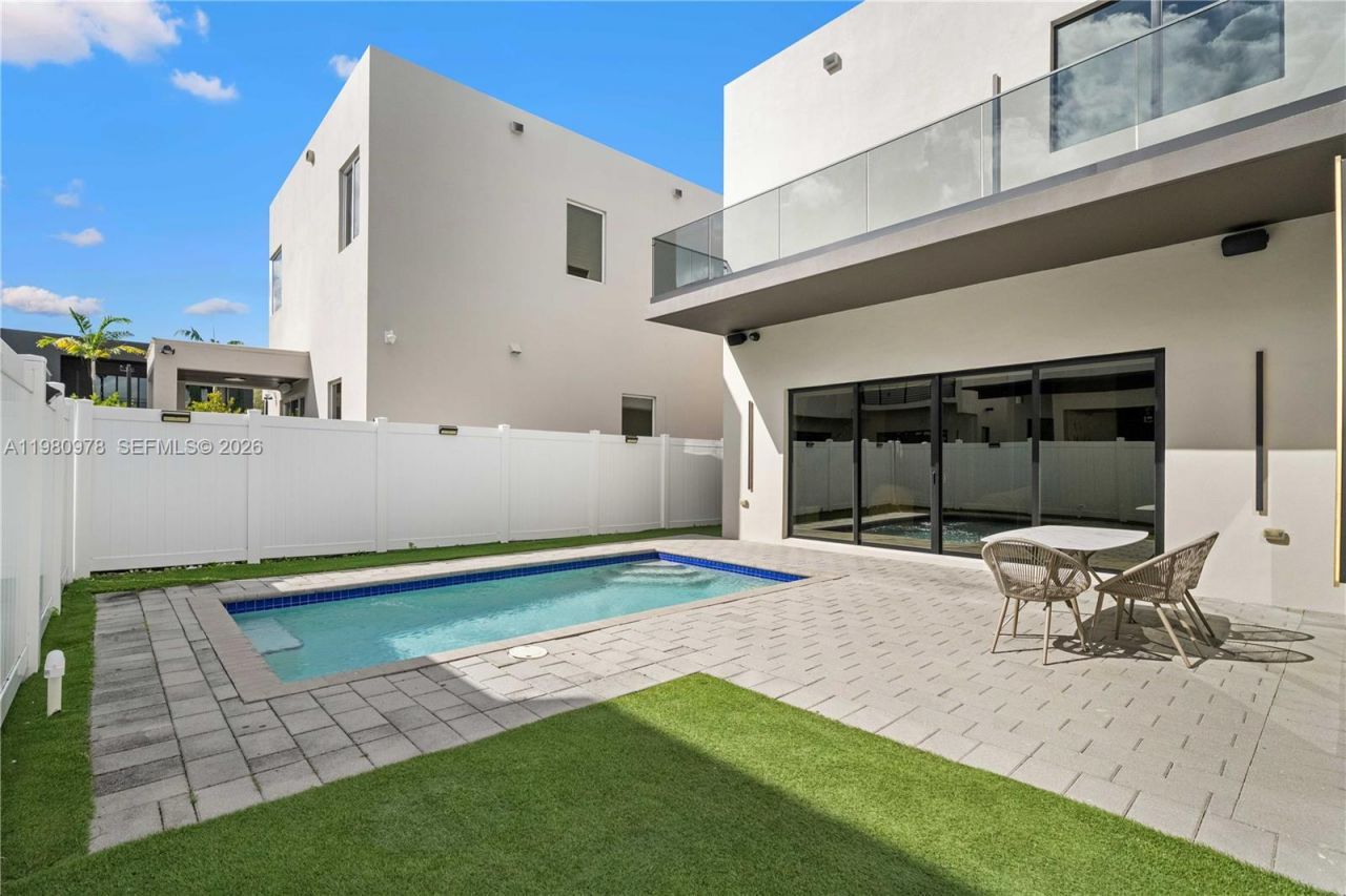 7453 NW 100th Ct, Doral, FL 33178 Photo