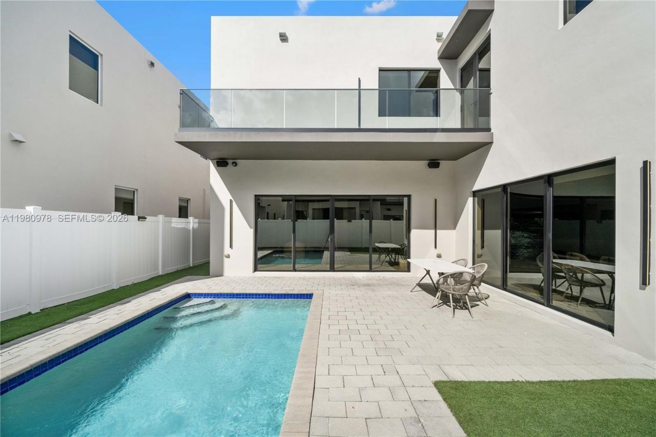 7453 NW 100th Ct, Doral, FL 33178 Photo