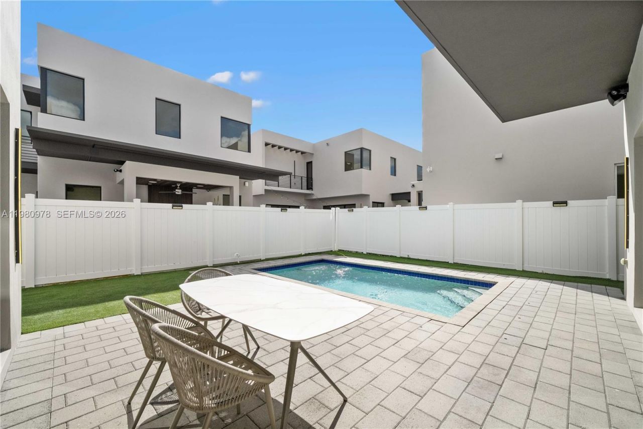 7453 NW 100th Ct, Doral, FL 33178 Photo