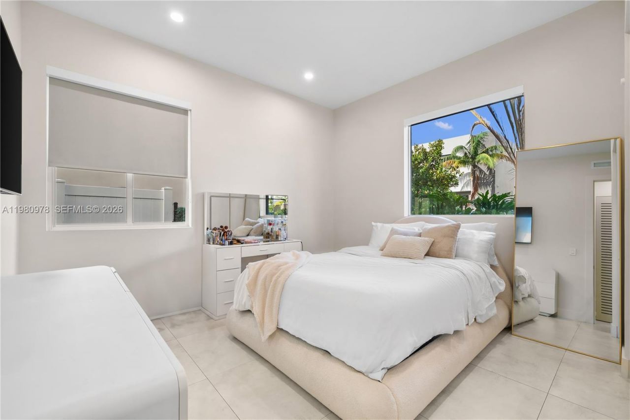 7453 NW 100th Ct, Doral, FL 33178 Photo