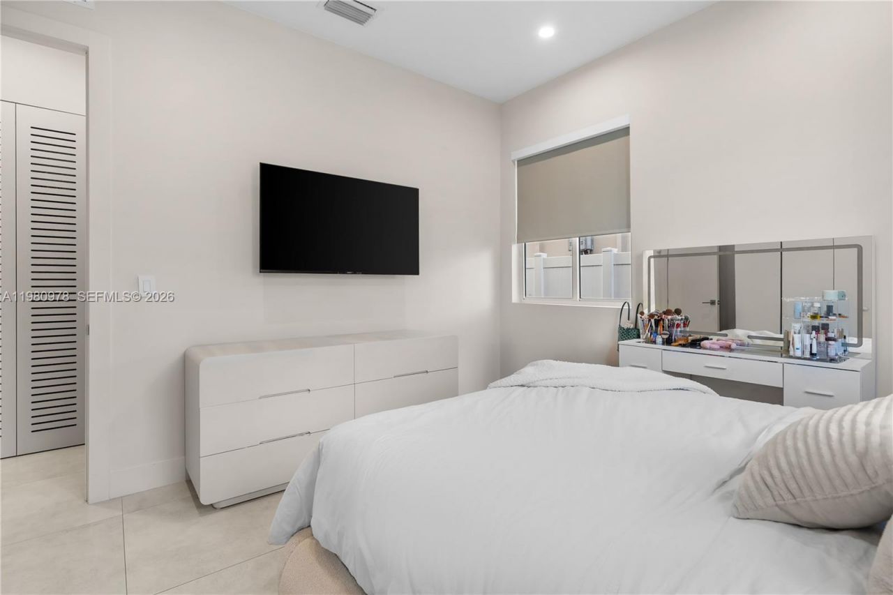 7453 NW 100th Ct, Doral, FL 33178 Photo