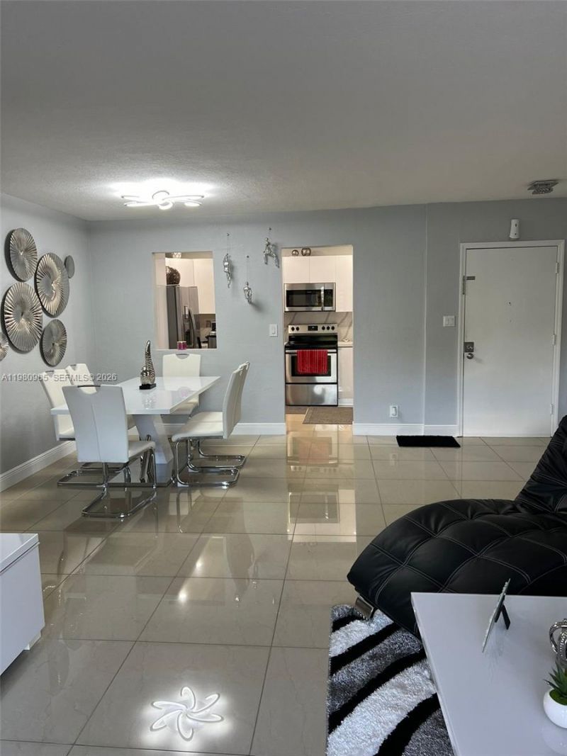 13715 Kendale Lakes Cir, Unit A-304, Miami, FL 33183 Photo