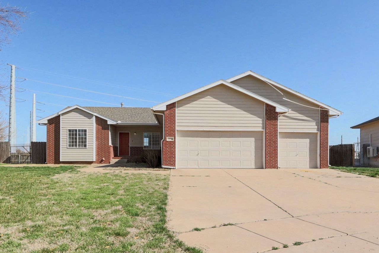 1334 N Aksarben Ct, Wichita, KS 67235 Main Photo