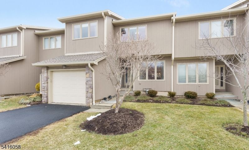 16 Riggs Ct, Bernards, NJ 07920 Main Photo