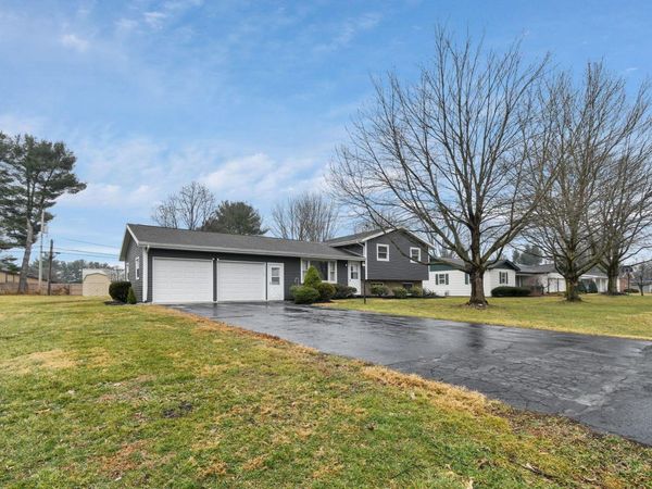 1382 Sherwood Downs E, Newark, OH 43055