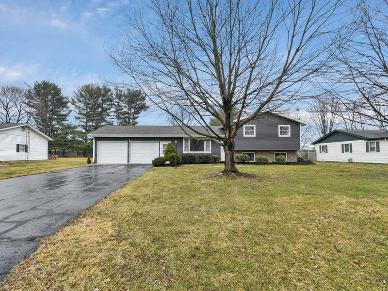 1382 Sherwood Downs E, Newark, OH 43055 Photo 2