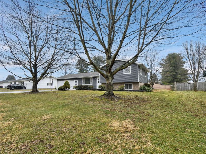 1382 Sherwood Downs E, Newark, OH 43055 Photo 3