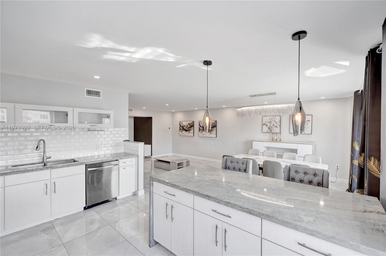 1075 92nd St, Unit 405, Bay Harbor Islands, FL 33154 Photo