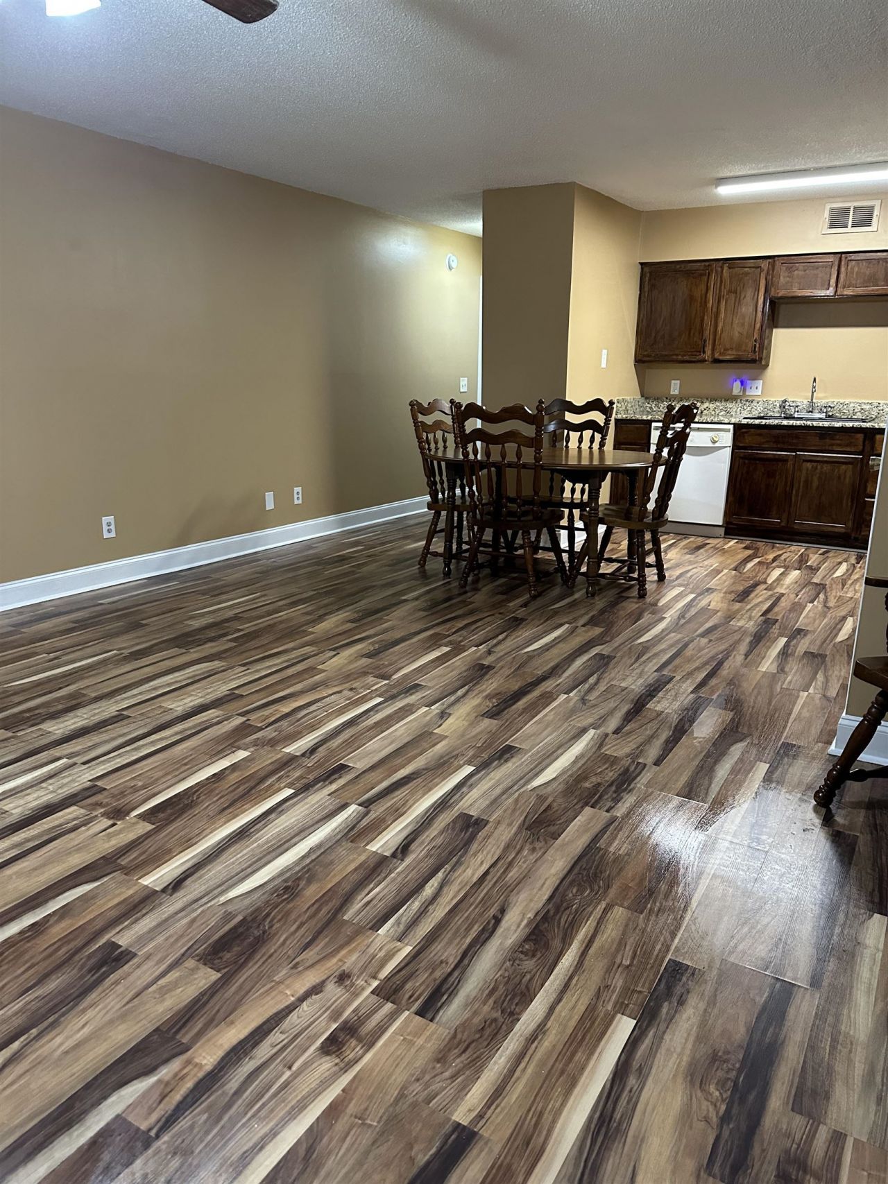 405 Cambridge Circle  Photo 4