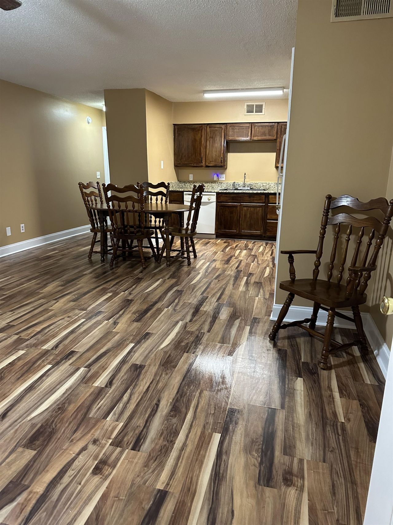 405 Cambridge Circle  Photo 6