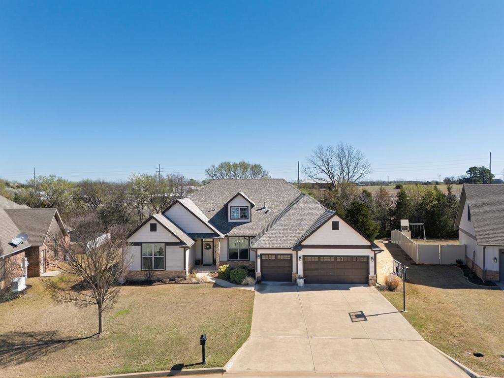 2715 Woodlawn Court, Shawnee, OK 74804 Main Photo