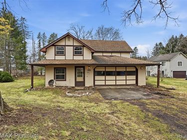 562 S Hughes Road, Genoa Twp, MI 48843