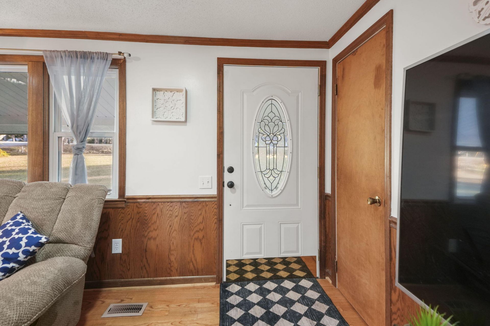 2466 Norway Road Photo 10