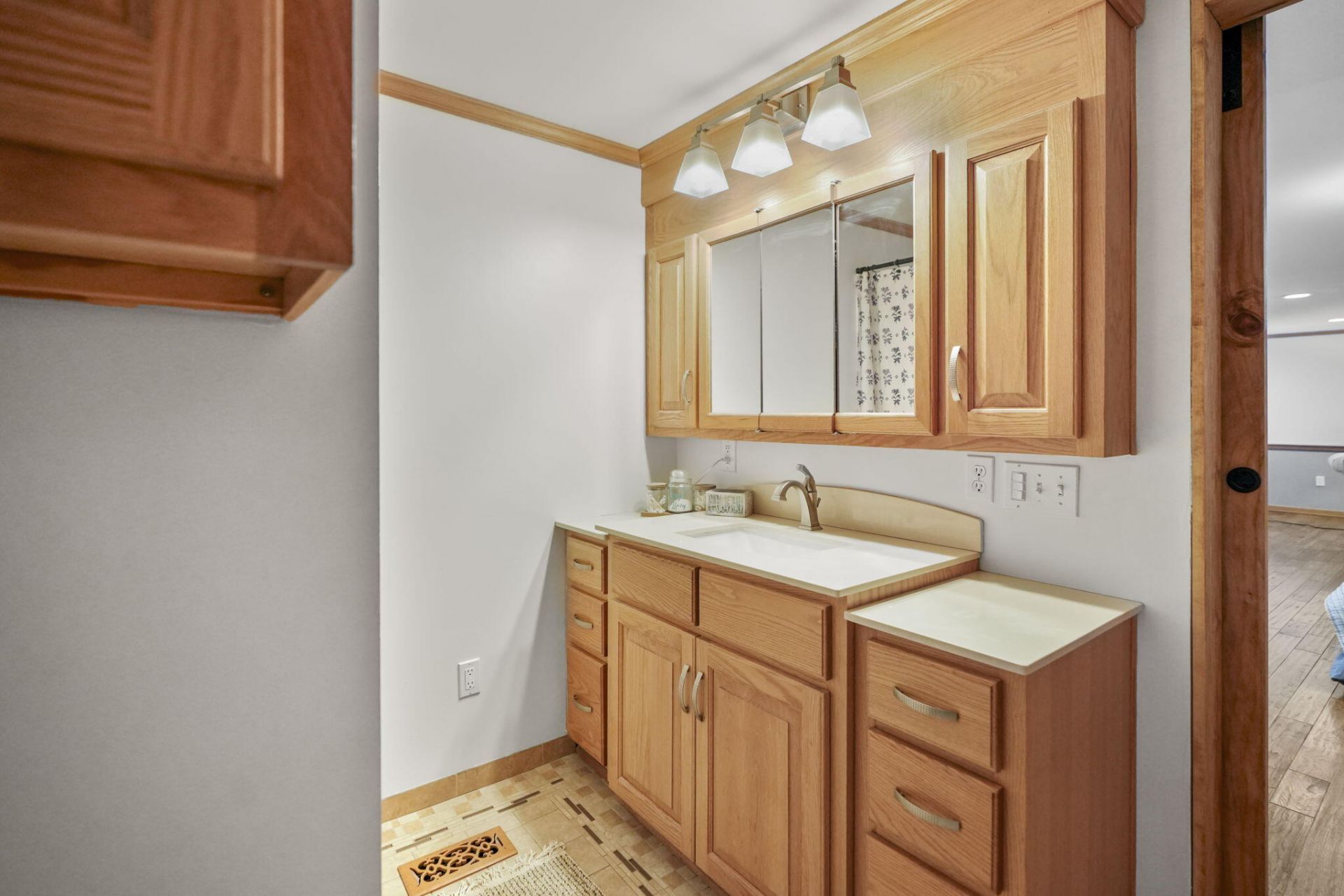 2466 Norway Road Photo 21