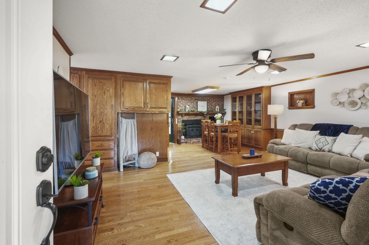 2466 Norway Road Photo 7