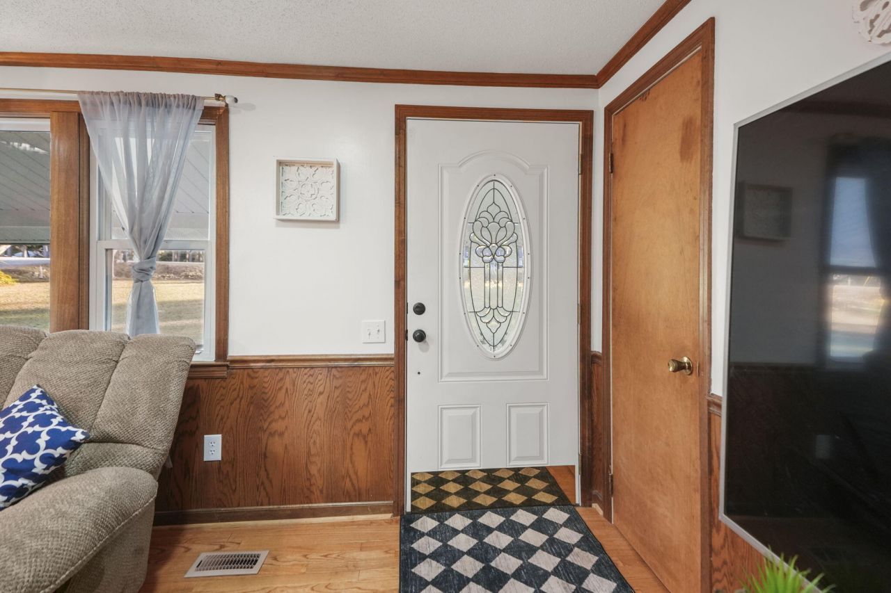 2466 Norway Road Photo 8