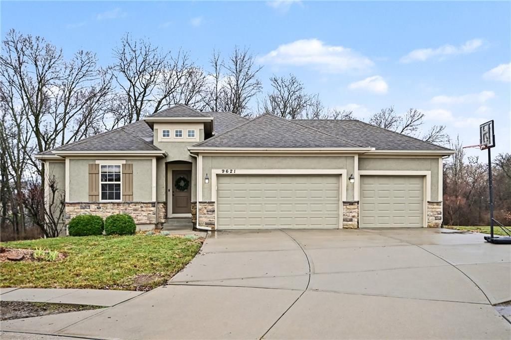 9621 N Adrian Avenue, Kansas City, MO 64154 Main Photo