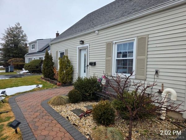 13 Peachtree Lane, Levittown, NY 11756