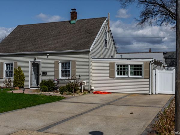 13 Peachtree Lane, Levittown, NY 11756