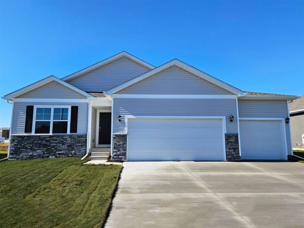 2870 Grassland Court, Hiawatha, IA 52233