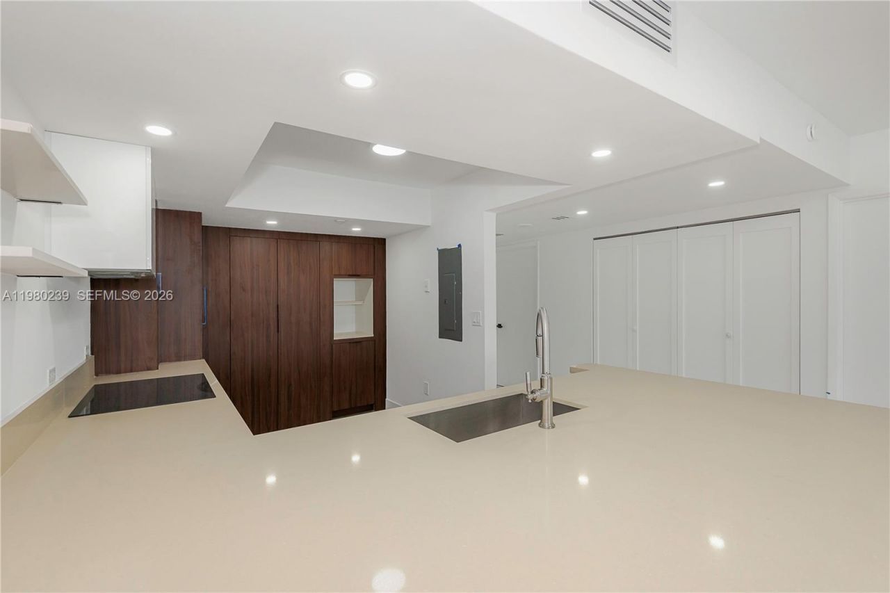 8855 W Collins Ave , Unit 6E, Surfside, FL 33154 Photo