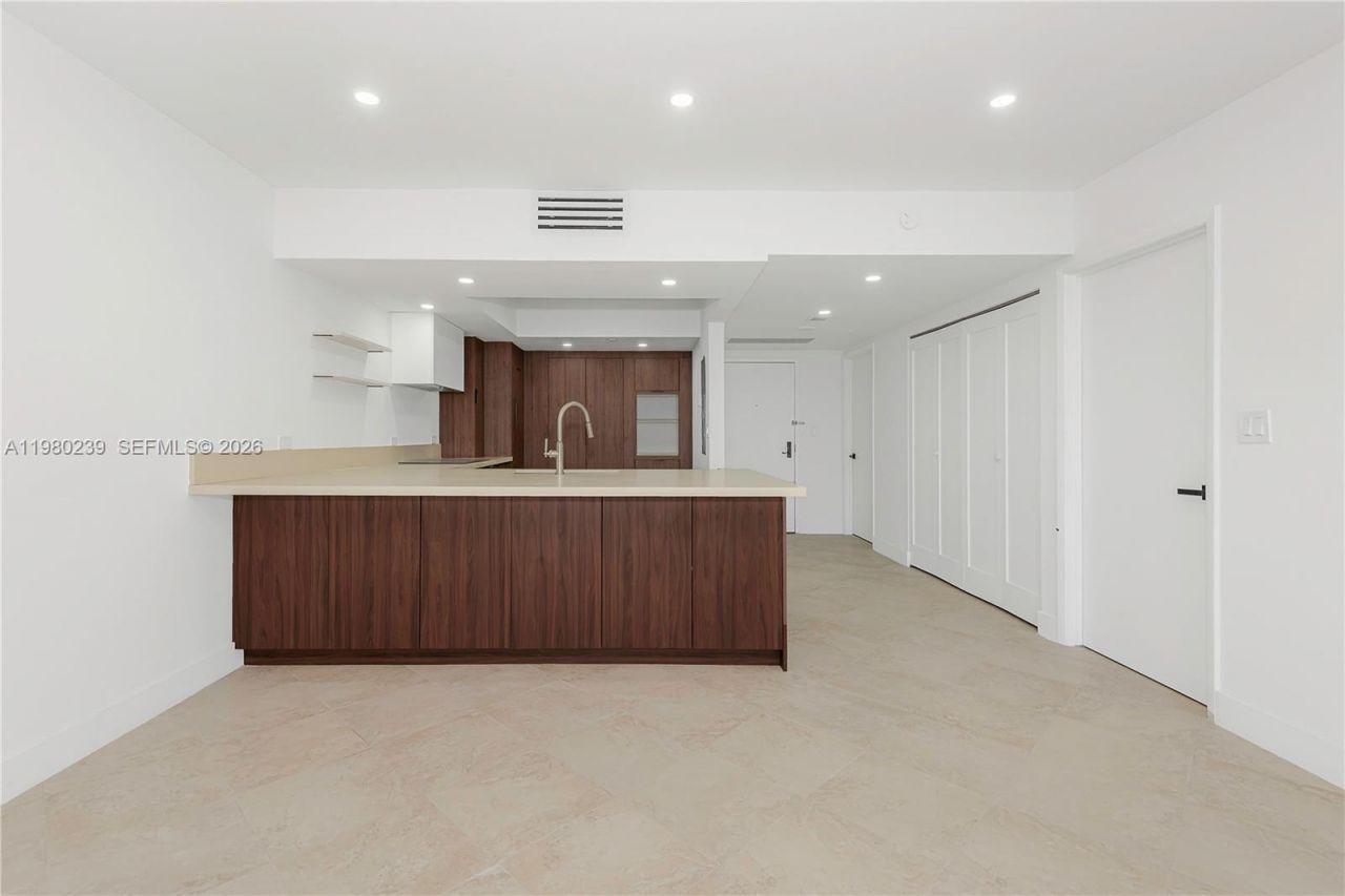 8855 W Collins Ave , Unit 6E, Surfside, FL 33154 Photo