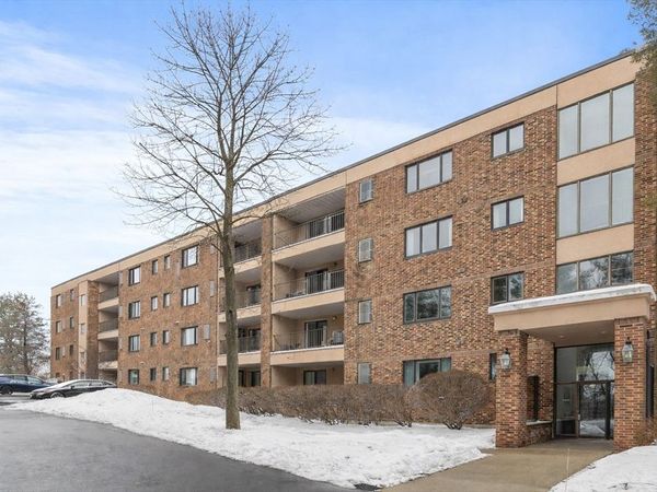 12 Ledgewood Way, Unit 8, Peabody, MA 01960