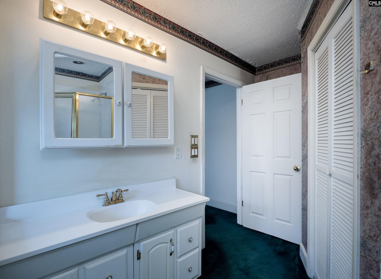 215 Castle Drive Photo 31